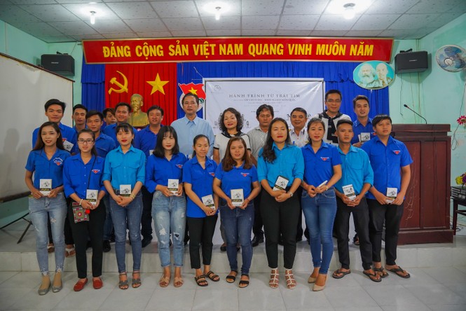 Vượt biển, vượt gió mưa Hành trình từ trái tim trao tặng sách quý tại Hòn Sơn - ảnh 3