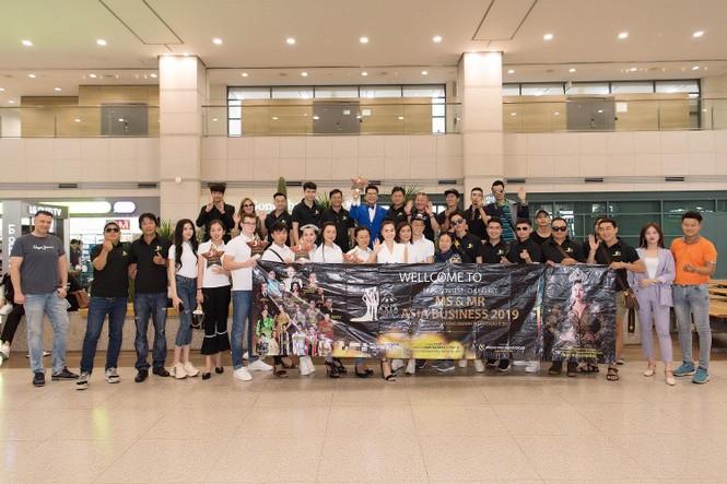 Trần Huyền Nhung đón đoàn Ms & Mr Asia Business 2019 tại sân bay Hàn Quốc - ảnh 4