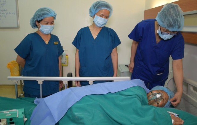 Nhân vật trong bức ảnh lịch sử 'Cô bộ đội bế em bé' và phép màu giữa đời thực - ảnh 1