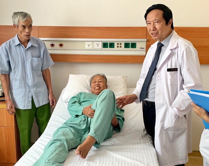 Nhân vật trong bức ảnh lịch sử 'Cô bộ đội bế em bé' và phép màu giữa đời thực - ảnh 2