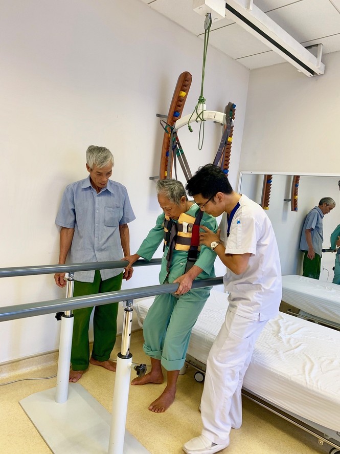Nhân vật trong bức ảnh lịch sử 'Cô bộ đội bế em bé' và phép màu giữa đời thực - ảnh 3