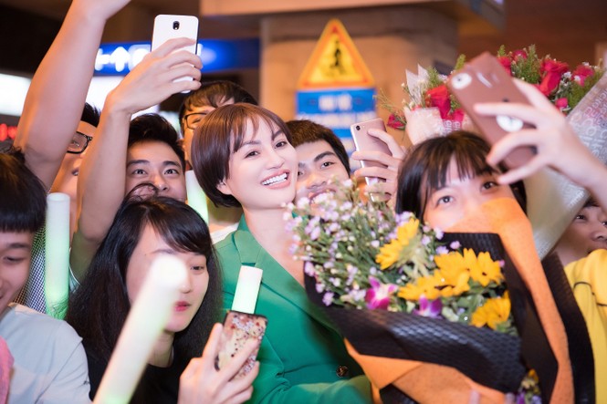Sân bay Tân Sơn Nhất náo loạn Fan đón Top 6 Ms & Mr Asia Business 2019 - ảnh 1