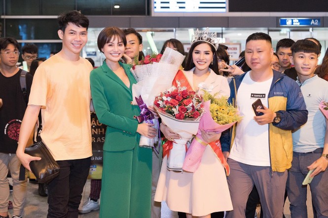 Sân bay Tân Sơn Nhất náo loạn Fan đón Top 6 Ms & Mr Asia Business 2019 - ảnh 2