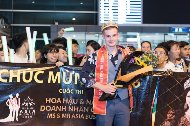 Sân bay Tân Sơn Nhất náo loạn Fan đón Top 6 Ms & Mr Asia Business 2019 - ảnh 3