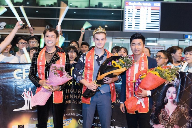 Sân bay Tân Sơn Nhất náo loạn Fan đón Top 6 Ms & Mr Asia Business 2019 - ảnh 4