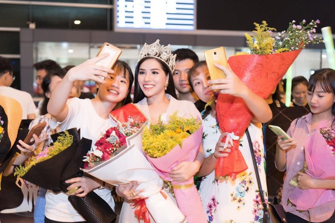 Sân bay Tân Sơn Nhất náo loạn Fan đón Top 6 Ms & Mr Asia Business 2019 - ảnh 6