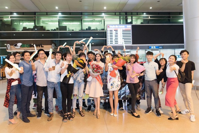 Sân bay Tân Sơn Nhất náo loạn Fan đón Top 6 Ms & Mr Asia Business 2019 - ảnh 7