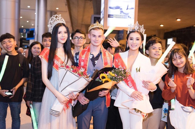 Sân bay Tân Sơn Nhất náo loạn Fan đón Top 6 Ms & Mr Asia Business 2019 - ảnh 8