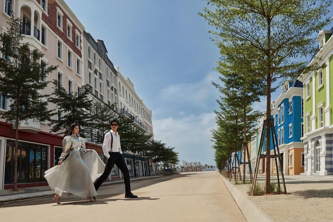 Á hậu Dương Tú Anh lộng lẫy giữa đại lộ xa hoa bên vịnh Hạ Long - ảnh 8