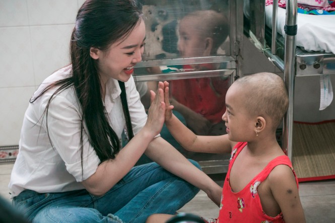 Lớp học đặc biệt của Miss World VietNam: ‘vừa học vừa truyền nước biển’ - ảnh 4