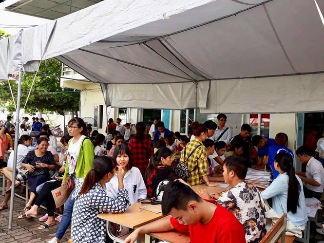 Thí sinh chen chân nộp hồ sơ xét tuyển học bổng ngành Điều dưỡng - ảnh 1