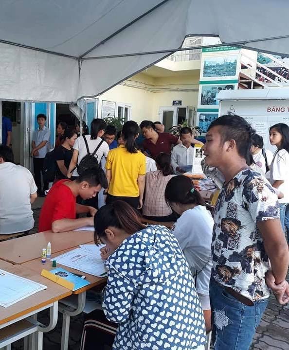 Thí sinh chen chân nộp hồ sơ xét tuyển học bổng ngành Điều dưỡng - ảnh 2