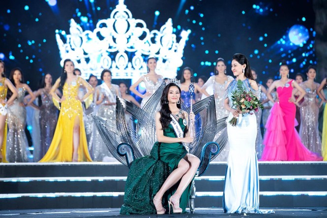 Tân Hoa hậu Thế giới Việt Nam 2019 rạng ngời trên ghế đăng quang - ảnh 6
