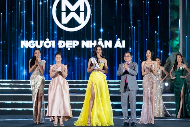 Hoa hậu Trần Tiểu Vy bật khóc trước dự án nhân ái của Miss World Việt Nam - ảnh 1