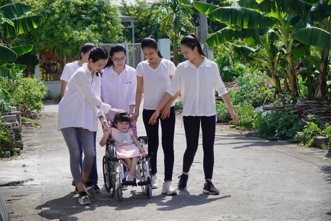 Đỗ Mỹ Linh cùng dàn thí sinh Miss World Việt Nam làm từ thiện - ảnh 3