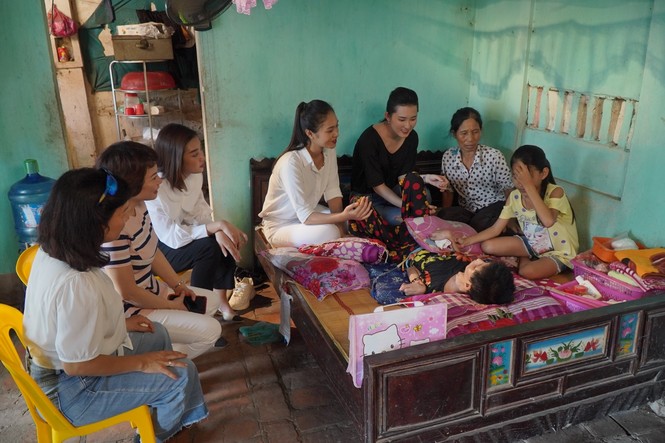 Đỗ Mỹ Linh cùng dàn thí sinh Miss World Việt Nam làm từ thiện - ảnh 5