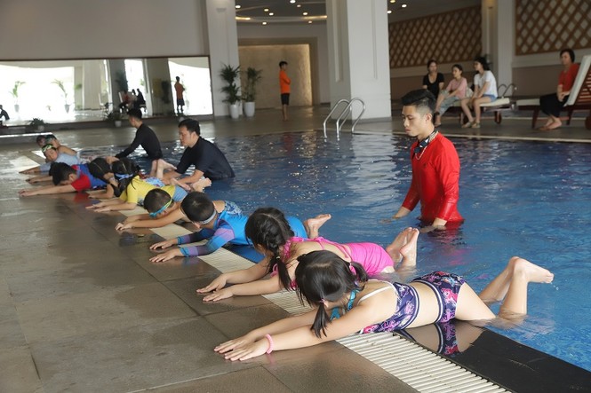 Cư dân nhí trải nghiệm mùa hè cực đã tại bể bơi Vinhomes - ảnh 3 Cư dân nhí trải nghiệm mùa hè cực đã tại bể bơi Vinhomes - ảnh 3