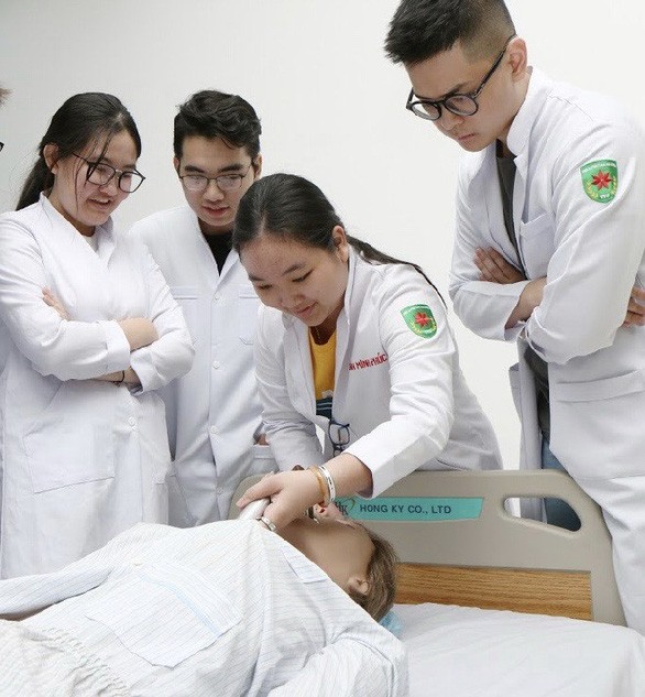 Tân Tạo đào tạo song ngữ cử nhân Điều dưỡng và Kỹ thuật Xét nghiệm Y học CLC - ảnh 1