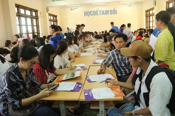 Hàng ngàn tân SV làm thủ tục nhập học đợt 1 tại Trường ĐH Đại Nam - ảnh 1