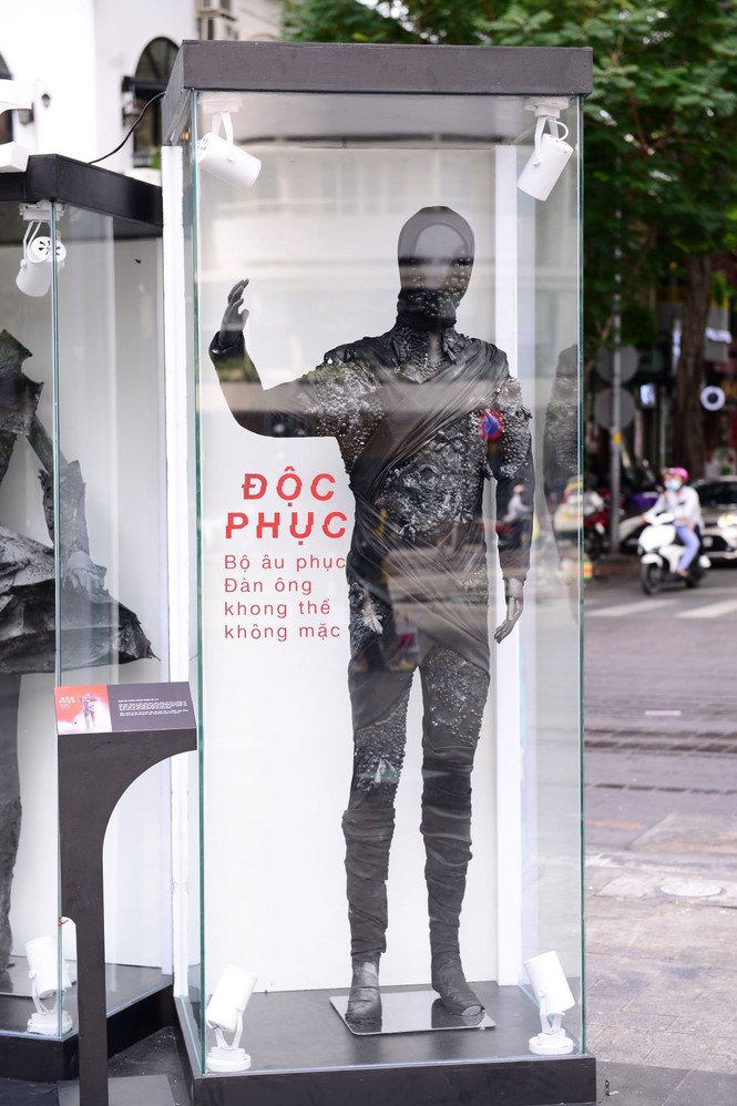BST thời trang ‘không ai muốn mặc’ xuất hiện ở phố đi bộ - ảnh 3