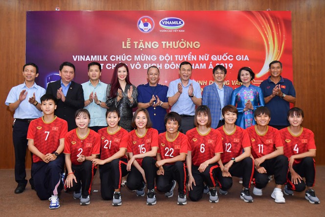 Vinamilk trao thưởng chúc mừng đội tuyển bóng đá nữ quốc gia vô địch Đông Nam Á - ảnh 2