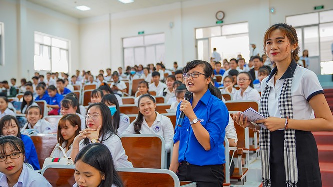 Chuyến xe chở tri thức về đến quê hương Đồng Khởi - ảnh 4