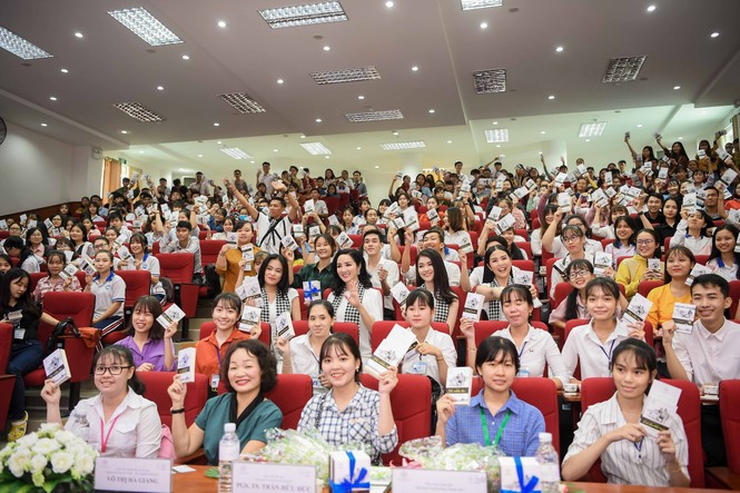 Hoa hậu Giáng My: 'Phải là người thông tuệ mới chọn sách đi tặng mọi người' - ảnh 3