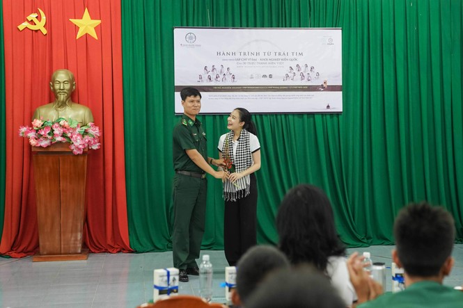 Hoa hậu Giáng My: 'Phải là người thông tuệ mới chọn sách đi tặng mọi người' - ảnh 7