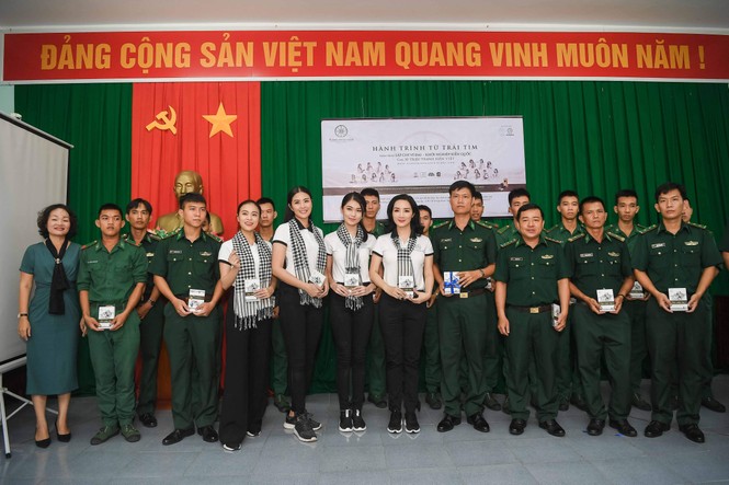 Hoa hậu Giáng My: 'Phải là người thông tuệ mới chọn sách đi tặng mọi người' - ảnh 9