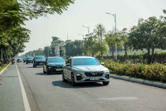 Mãn nhãn ngắm dàn xế sang VinFast Lux dạo phố thu Hà Nội - ảnh 1