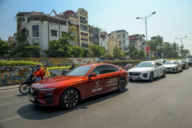 Mãn nhãn ngắm dàn xế sang VinFast Lux dạo phố thu Hà Nội - ảnh 4