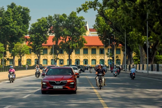 Mãn nhãn ngắm dàn xế sang VinFast Lux dạo phố thu Hà Nội - ảnh 6