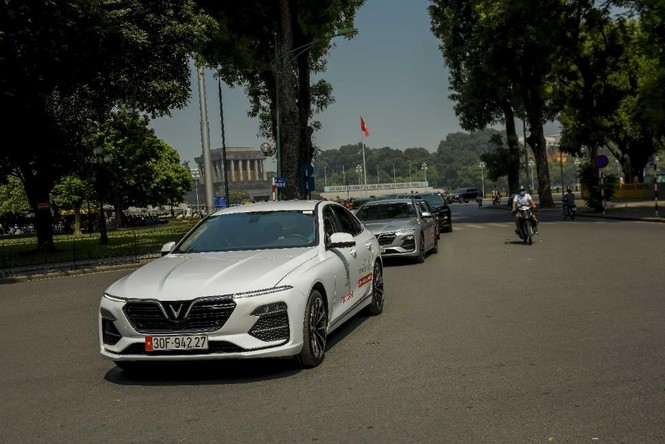 Mãn nhãn ngắm dàn xế sang VinFast Lux dạo phố thu Hà Nội - ảnh 7