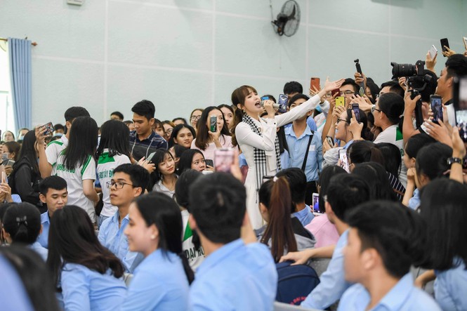 Hoa hậu Hà Kiều Anh: 'Sách quý dạy nghĩ tích cực, sống năng lượng' - ảnh 8