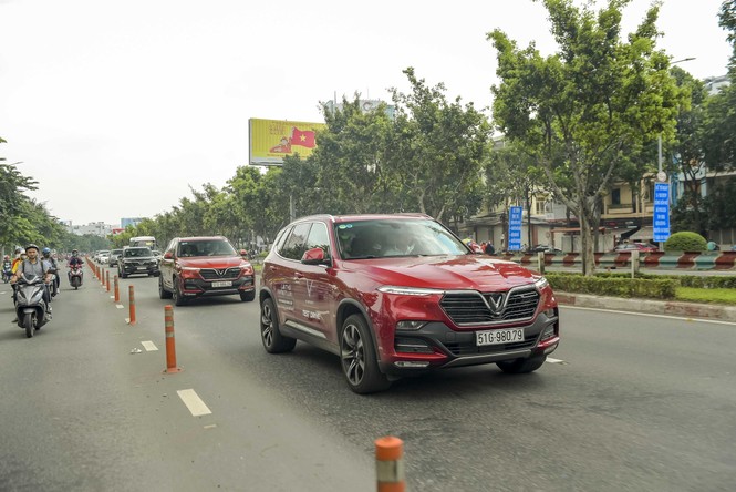 Người dân Sài Gòn hào hứng tột độ với màn trình diễn của những chiếc xe LUX - ảnh 1