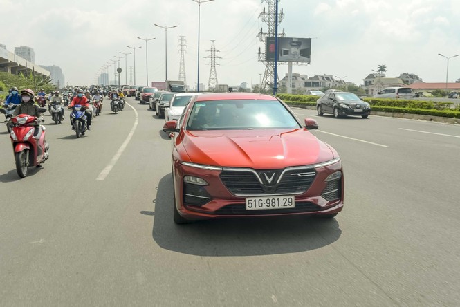 Người dân Sài Gòn hào hứng tột độ với màn trình diễn của những chiếc xe LUX - ảnh 2