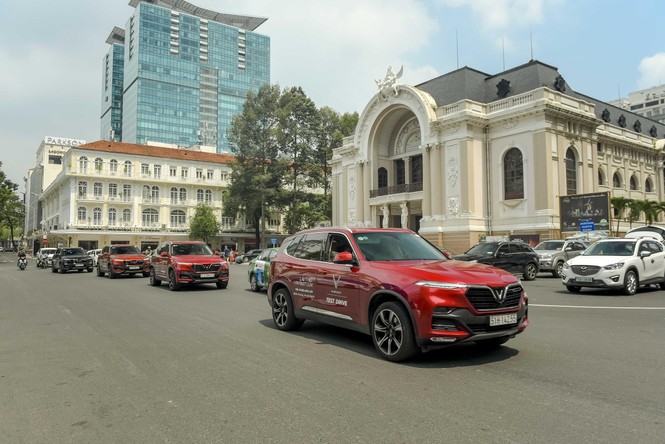 Người dân Sài Gòn hào hứng tột độ với màn trình diễn của những chiếc xe LUX - ảnh 3