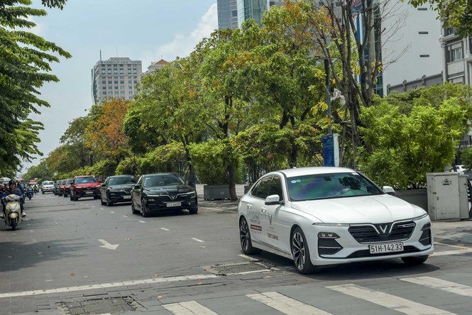 Người dân Sài Gòn hào hứng tột độ với màn trình diễn của những chiếc xe LUX - ảnh 5