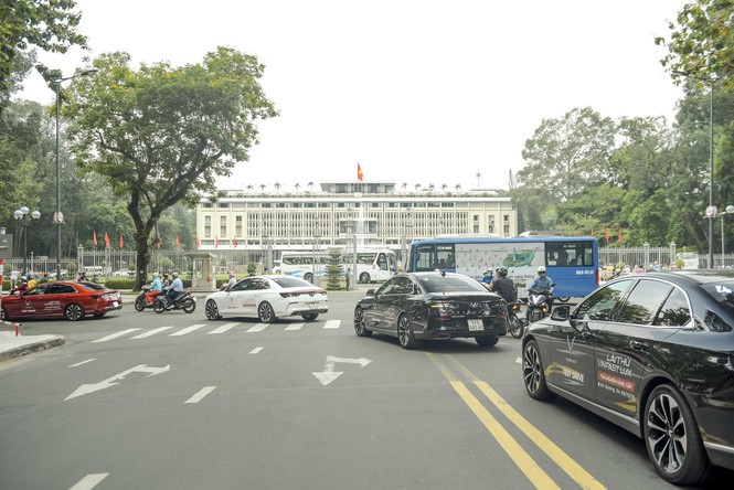 Người dân Sài Gòn hào hứng tột độ với màn trình diễn của những chiếc xe LUX - ảnh 7