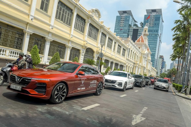 Người dân Sài Gòn hào hứng tột độ với màn trình diễn của những chiếc xe LUX - ảnh 8