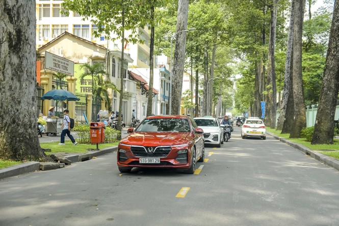 Người dân Sài Gòn hào hứng tột độ với màn trình diễn của những chiếc xe LUX - ảnh 9