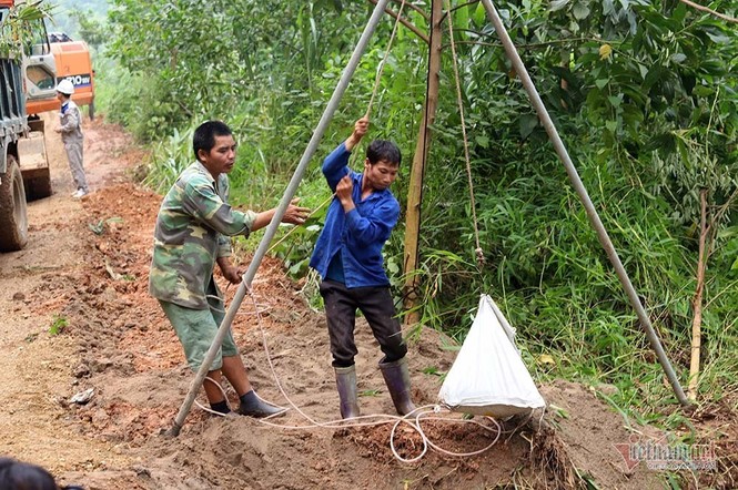 Mùi khủng khiếp ở đồi Mông, nơi xả thải xuống nhà máy nước sông Đà - ảnh 4