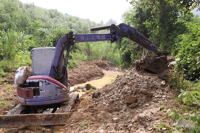 Mùi khủng khiếp ở đồi Mông, nơi xả thải xuống nhà máy nước sông Đà - ảnh 6
