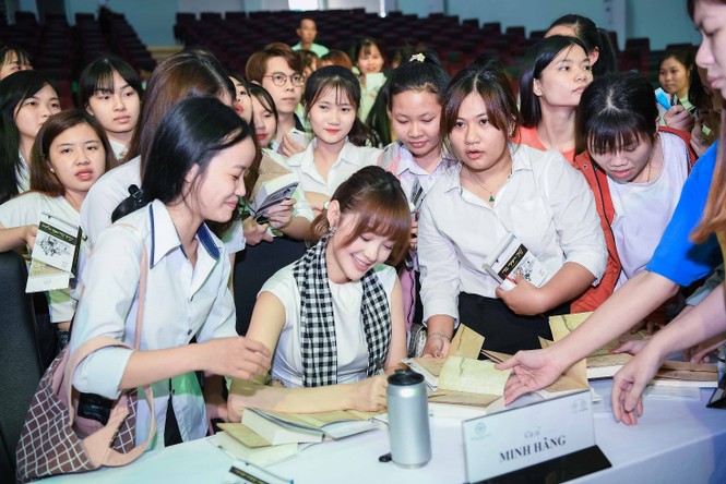 Hoa hậu Giáng My: Một dân tộc vĩ đại phải đề cao tri thức - ảnh 6