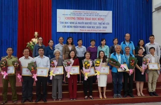 Tân Hiệp Phát trao tặng học bổng cho học sinh khuyết tật, trẻ mồ côi - ảnh 1