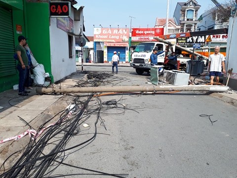 Kinh hoàng hàng loạt trụ điện đổ giữa đường nhiều người thoát chết - ảnh 5