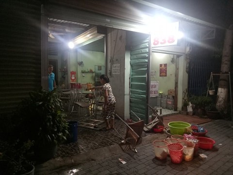 Bò ‘điên’ húc nhiều người bị thương gây náo loạn đường phố - ảnh 3