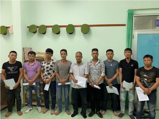 Bị nhóm côn đồ bao vây, cảnh sát nổ hơn chục phát súng - ảnh 2