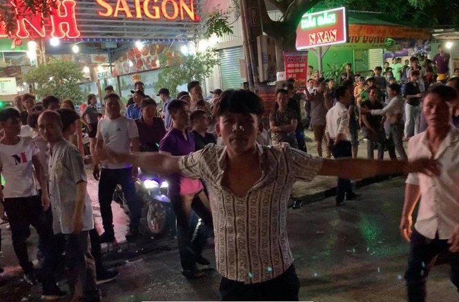 Bị nhóm côn đồ bao vây, cảnh sát nổ hơn chục phát súng - ảnh 1