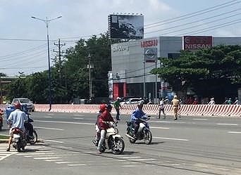 CSGT và người dân vây bắt kẻ ngáo đá dùng dao chém người đi đường - ảnh 1
